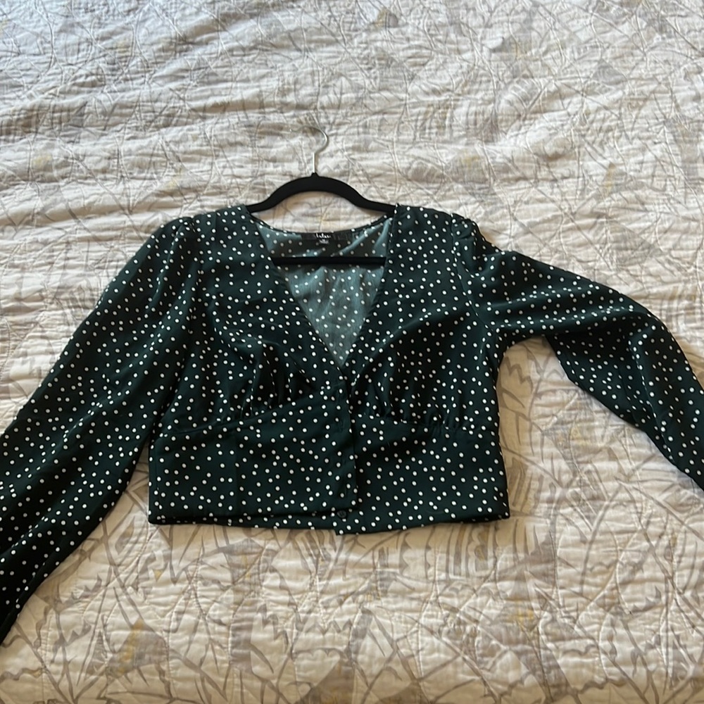 Lulu’s long sleeve v-neck button-up crop top